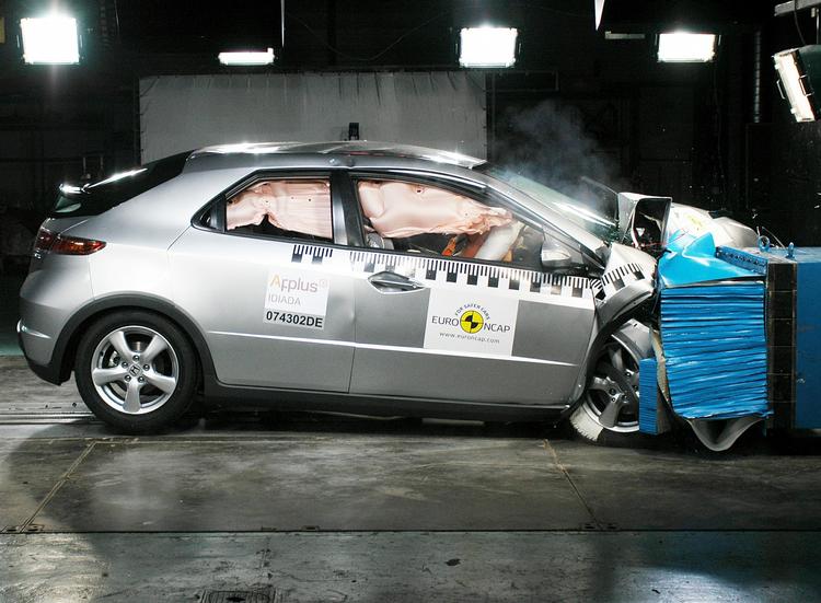Honda Civic har vundet en ekstra stjerne i sikkerhed. Dermed biver den 3.600 kroner billigere i Danmark. 