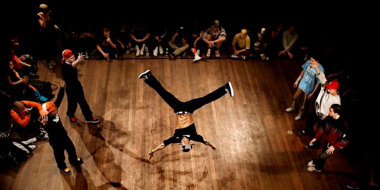 Når en danser roterer på gulvet, ser med-  og moddansere  på, mens de hujer,  pifter og laver håndtegn. Foto: Martin Bubandt 