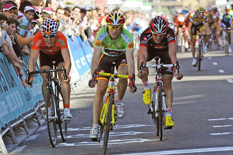 Alejandro Valverde (i midten) skuffede ikke sit hjemmepublikum, da han vandt dagens etape i Vuelta a Castilla Leon. 