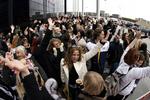 X Factor har virkelig mange fans - her ses en bunke af dem under en audition. 
