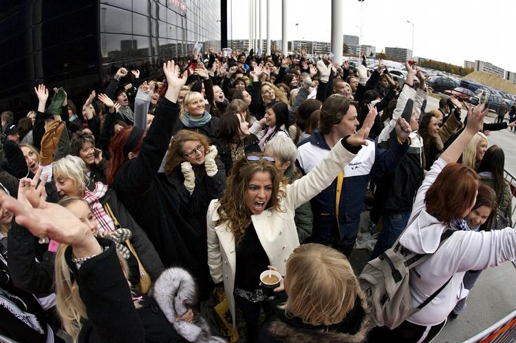 X Factor har virkelig mange fans - her ses en bunke af dem under en audition. 