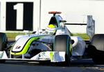 Jenson Button fra det nye Brawn-team starter i poleposition i søndagens Formel 1-løb i Melbourne. 
