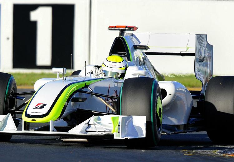 Jenson Button fra det nye Brawn-team starter i poleposition i søndagens Formel 1-løb i Melbourne. 