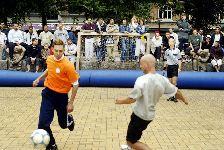 Fodbold på Blågårds Plads på Nørrebro er en god fritidsaktivitet, men der er behov for flere frivillige, der vil hjælpe tosprogede, siger Dansk Flygtningehjælp. 