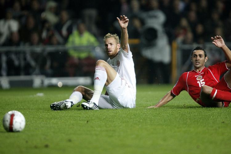 Danmarks seneste mål mod Malta er scoret af Søren Larsen (i hvidt), der scorede det første og tredje mål i 3-0-sejren i Parken i efteråret. Arkivfoto. 
