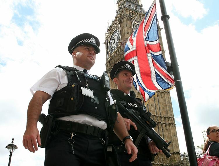 Britisk politi har indledt et samarbejde med skoler og repræsentanter for de muslimske miljøer for at stoppe børn, der flirter med ekstremisme. 