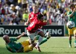 Norge tabte til Sydafrika i en venskabskamp. Her er det nordmændenens Mohammed Abdellaoue, der tackles af Matthew Booth. 