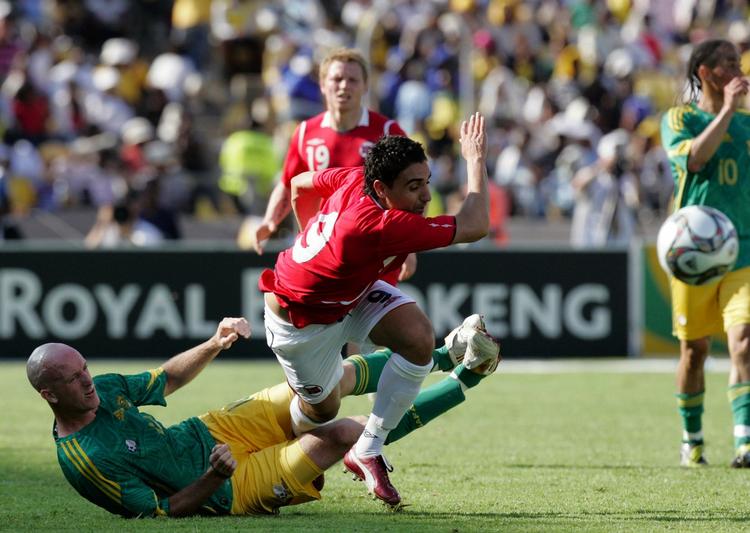 Norge tabte til Sydafrika i en venskabskamp. Her er det nordmændenens Mohammed Abdellaoue, der tackles af Matthew Booth. 
