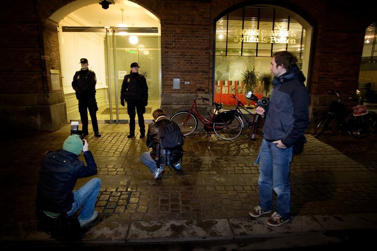 Journalister og mediefolk oplever trusler og chikane. Her et arkivfoto foran Jyllands-Postens bygning ved Kongens Nytorv, da avisen blev udsat for bombetrusler efter offentliggørelsen af de nu berygtede Muhammed-tegninger. 