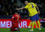 Daniel Majstorovic klapper Portugal's superstjerne Cristiano Ronaldo på hovedet. 
