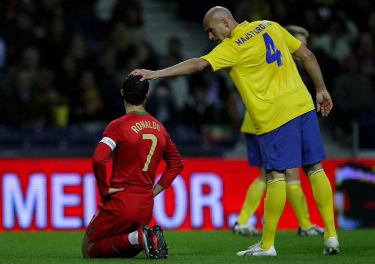 Daniel Majstorovic klapper Portugal's superstjerne Cristiano Ronaldo på hovedet. 