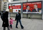 Valgplakat for AKP viser regeringschefen Erdogan sammen med kandidaten til borgmesterposten i hovedstaden Ankara, Melih Gokcek. 