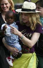 Madonna under sit første besøg i Malawi i 2006, da hun adopterede David Banda. 