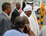 Præsident Omar al-Bashir går her sammen med Emir Sheik Hamad Bin Khalifa Al Thani fra Qatar i lufthavnen i Doha. 