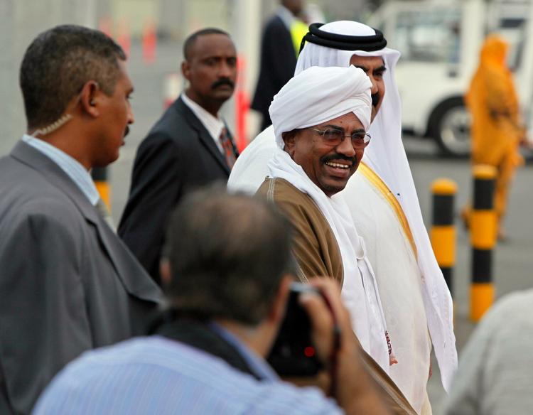 Præsident Omar al-Bashir går her sammen med Emir Sheik Hamad Bin Khalifa Al Thani fra Qatar i lufthavnen i Doha. 