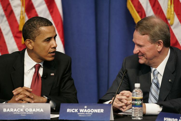 General Motors' direktør Rick Wagoner (th) træder tilbage på ønske fra USA's præsident Barack Obama. Arkivfoto 