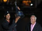 Tiger Woods med trofæet, som han vandt for sjette gang, og legenden Arnold Palmer, der har lagt navn til turneringen. 