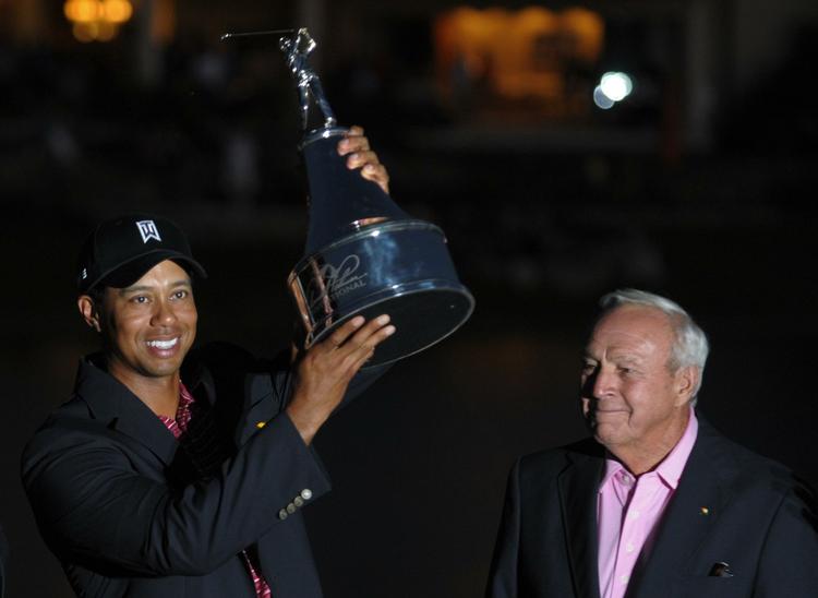 Tiger Woods med trofæet, som han vandt for sjette gang, og legenden Arnold Palmer, der har lagt navn til turneringen. 