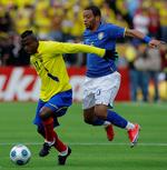 Real Madrids brasilianske back Marcelo (til højre) i nærkamp med Ecuadors Cristian Benitez. 