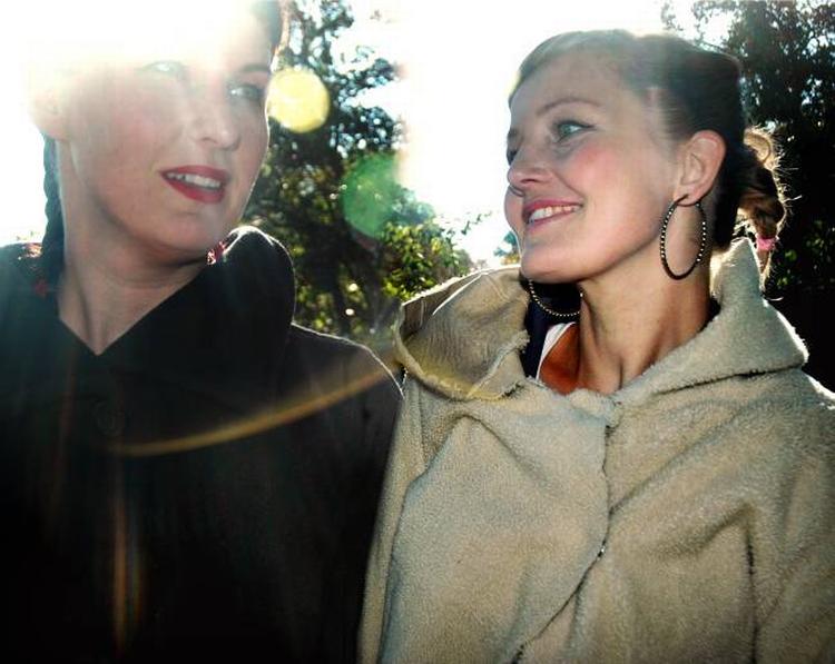 Lone Hørslev (tv.) og Solveig Sandnes er Er De Sjældne. Den tidligere Lovebites-sangerinde har både komponeret de fint afstemte popsange og indsunget Hørslevs tekster. Foto: Sigrún Gudbrrandsdóttir 