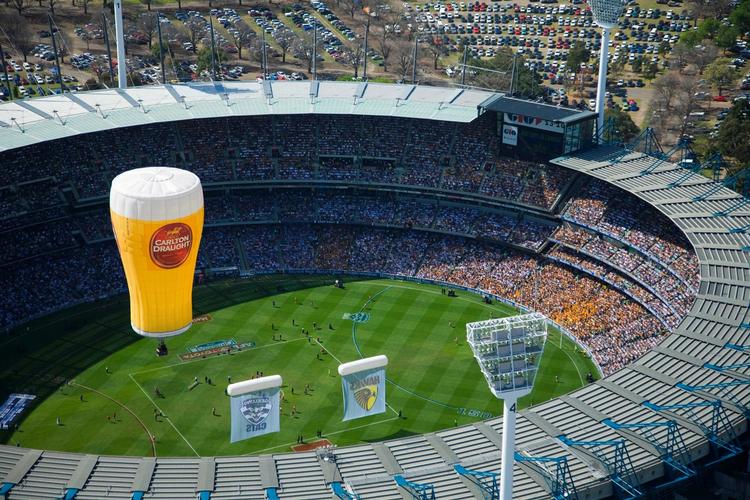 De største Aussie rules-kampe på den ovale bane samler over 100.000 tilskuere. Arkivfoto. 