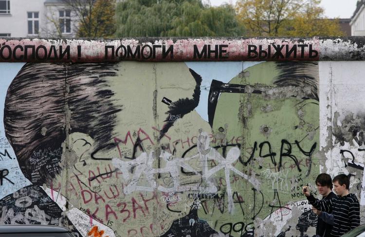 Det grafitti-skamferede maleri på resterne af Berlinmuren.Vrubels tekst til maleriet lyder: 'Gud, hjælp mig, så jeg kan overleve denne dødbringende kærlighed'. 