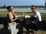 Jenson Button nød søndagens sejr sammen med sin kæreste Jessica Michibata på stranden ved Melbourne. Imens var der dårligt nyt hjemmefra, hvor hans hold, Brawn GP, må fyre 270 medarbejdere. 
