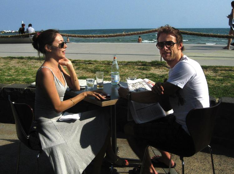 Jenson Button nød søndagens sejr sammen med sin kæreste Jessica Michibata på stranden ved Melbourne. Imens var der dårligt nyt hjemmefra, hvor hans hold, Brawn GP, må fyre 270 medarbejdere. 