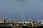 Røgsporene efter gazapalæstinensisk beskydning af byer i Israel. Arkivfoto. 
