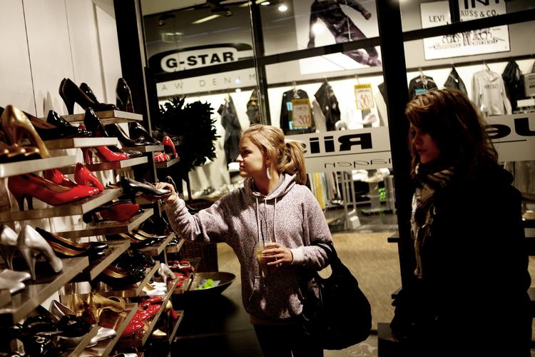 Unge piger på shoppetur i Lyngby Storcenter. Arkivfoto 