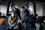 Hver dag bliver passagerer uden billet afsløret af DSB’s kontrollører. DSB vurderer selv, at mellem tre og fire procent af S-togspassagererne hopper på toget uden billet. Det gælder dog ikke for passagererne på billedet. Foto: Morten Langkilde 