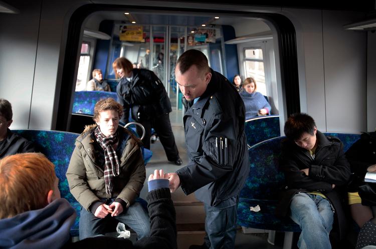 Hver dag bliver passagerer uden billet afsløret af DSB’s kontrollører. DSB vurderer selv, at mellem tre og fire procent af S-togspassagererne hopper på toget uden billet. Det gælder dog ikke for passagererne på billedet. Foto: Morten Langkilde 