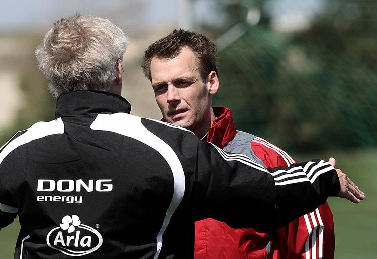 Thomas Rasmussen i samtale med landstræner Morten Olsen. Arkivfoto. 