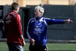 Morten Olsen med Nicklas Bendtner, som bliver indkalt til en ekstraordinær træningssamling før Sveriges-opgøret. Arkivfoto. 