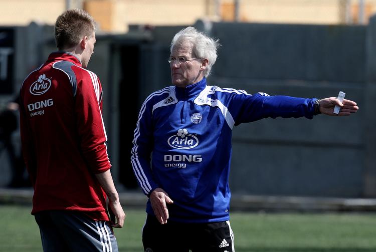 Morten Olsen med Nicklas Bendtner, som bliver indkalt til en ekstraordinær træningssamling før Sveriges-opgøret. Arkivfoto. 