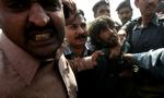 Otte politikadetter blev dræbt under et angreb på en politiskole i den pakistanske by Lahore i går. 