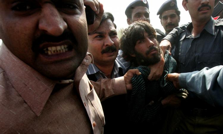 Otte politikadetter blev dræbt under et angreb på en politiskole i den pakistanske by Lahore i går. 