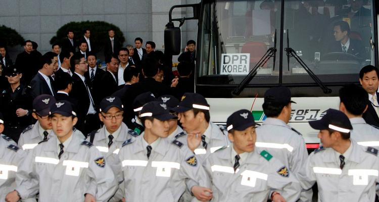 Der blev passet godt på de nordkoreanske spillere, da de ankom til den vigtige VM-kamp mod Sydkorea i Seoul. 