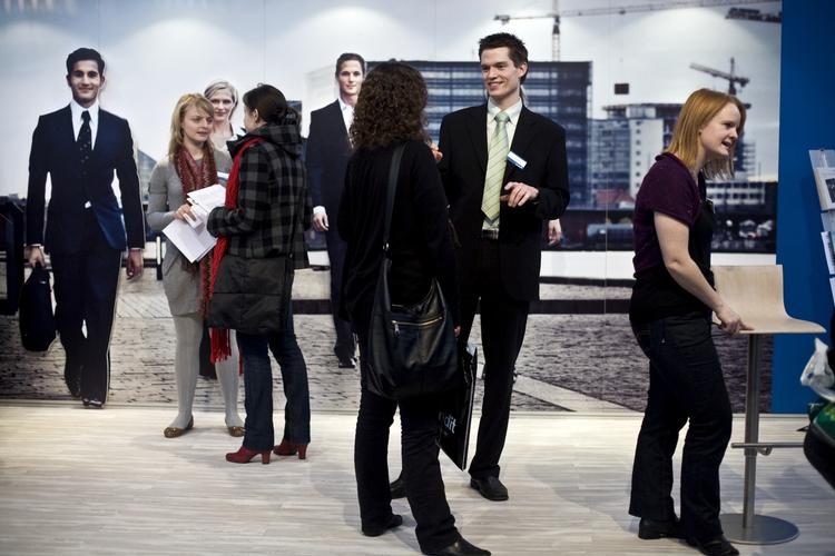 Mislykkede lederansættelser har også mange indirekte omkostninger som dårligt arbejdsmiljø, lavere produktivitet og mere sygdom. Her er det Job- og karriemessen i Øksnehallen, hvor virksomheder skaber netværk med studerende - eller kommende ledere. Arkivfoto. 