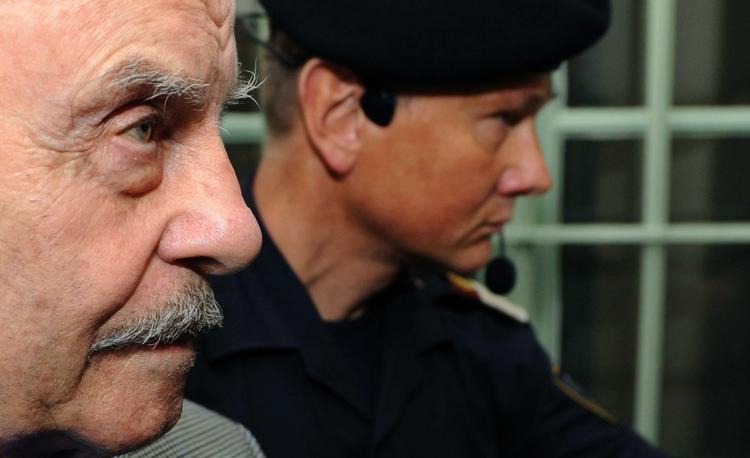 Josef Fritzl bliver overvåget, for at han ikke skal begå selvmord. Men han har tilsyneladende helt andre planer. Arkivfoto. 