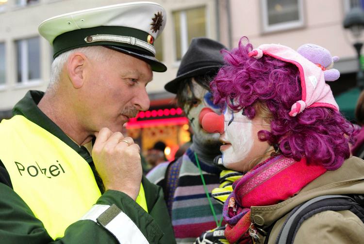 Allerede nu er de første farverige demonstranter dukket op til weekendens Nato-topmøde. Her snakker en betjent med to klovne i den tyske by Freiburg. 
