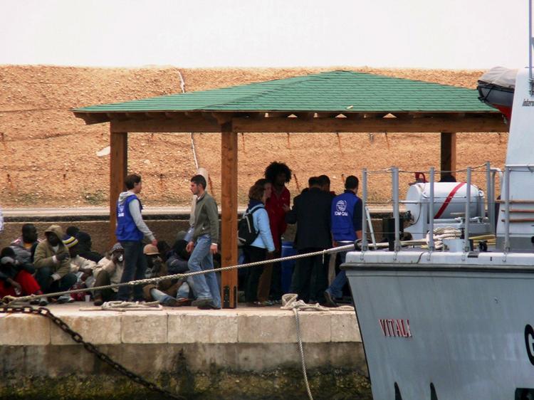 Illegale indvandrere, der er opbragt af den italienske kystvagt, bringes i land på den lille italienske ø Lampedusa. 