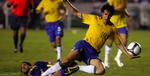Milan-stjernen Kaka i nærkamp med Colombias veteran Colombia's Mario Yepes i nulløsningen i Rio natten til torsdag. 