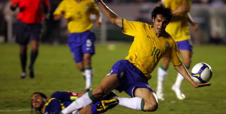Milan-stjernen Kaka i nærkamp med Colombias veteran Colombia's Mario Yepes i nulløsningen i Rio natten til torsdag. 