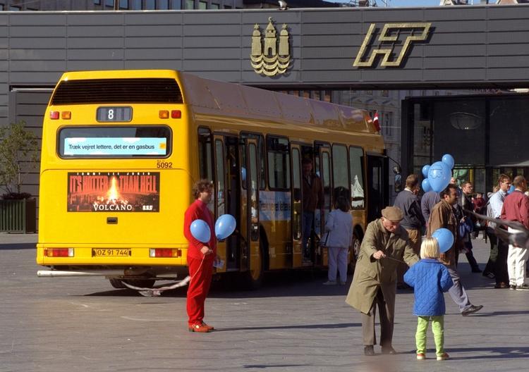 Så rart så det ud. Med blå balloner og sol. Nu skal HT-terminalen rives ned på grund af metrostation på Rådhuspladsen. 