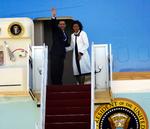 Barack og Michelle  Obama er godt pakket ind under besøget i Europa. Her er parret på vej op i Air Force One og afgang mod London. 