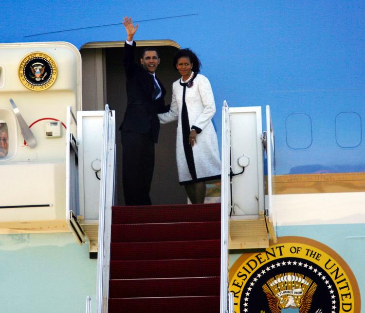 Barack og Michelle  Obama er godt pakket ind under besøget i Europa. Her er parret på vej op i Air Force One og afgang mod London. 
