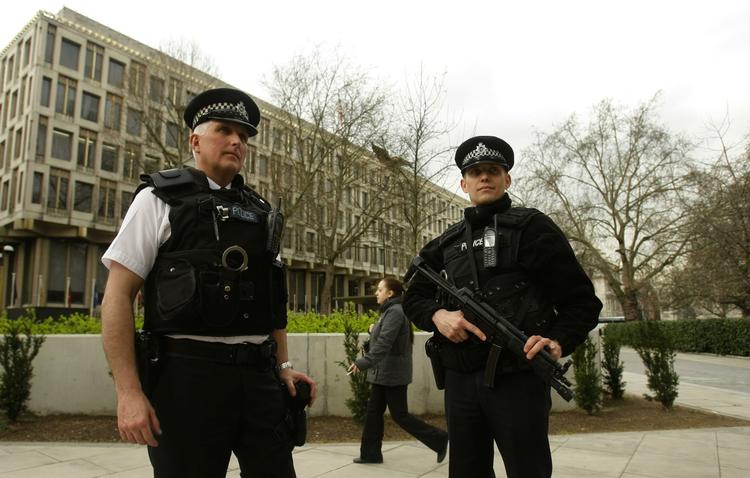 Er det ægte betjente? Borgerne i Manchester kan ånde lettet op, efter politiet har fundet stjålne uniformer, som blev brugt til røverier. Fotoet viser nogle britiske betjente i London. 
