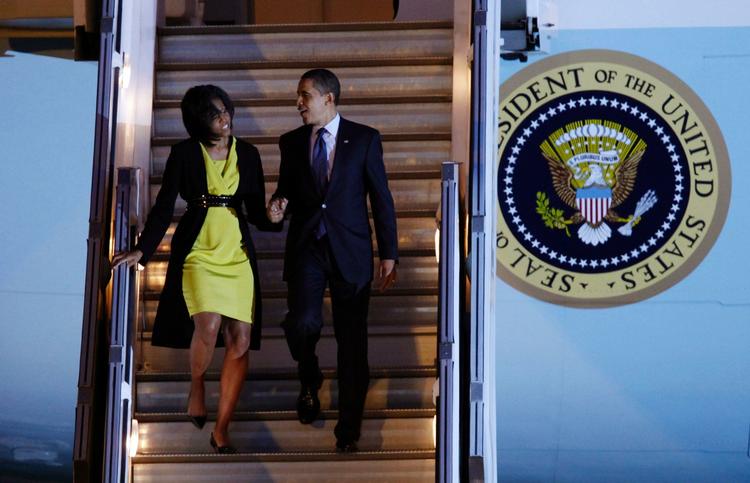 Barack Obama træder her ned af trapperne fra Air Force One til sit første besøg i Europa som amerikansk præsident. Med på turen er Barack Obamas kone, Michelle Obama. 