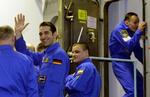 Tyske Oliver Knickel vinker til kameraet, inden han sammen med fem andre, skal deltage i en simuleret rejse til Mars. 